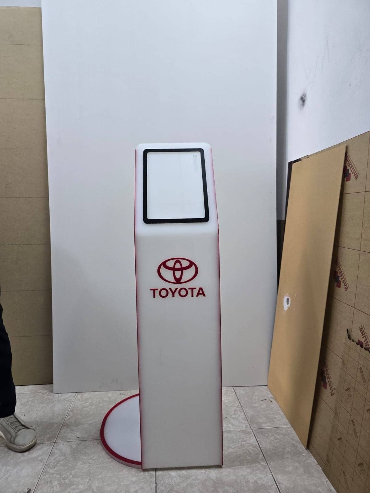 كشك ومنصة شاشة تفاعلية ذكية (Toyota Kiosk) - مشروع منفذ بواسطة رواد الإبداع