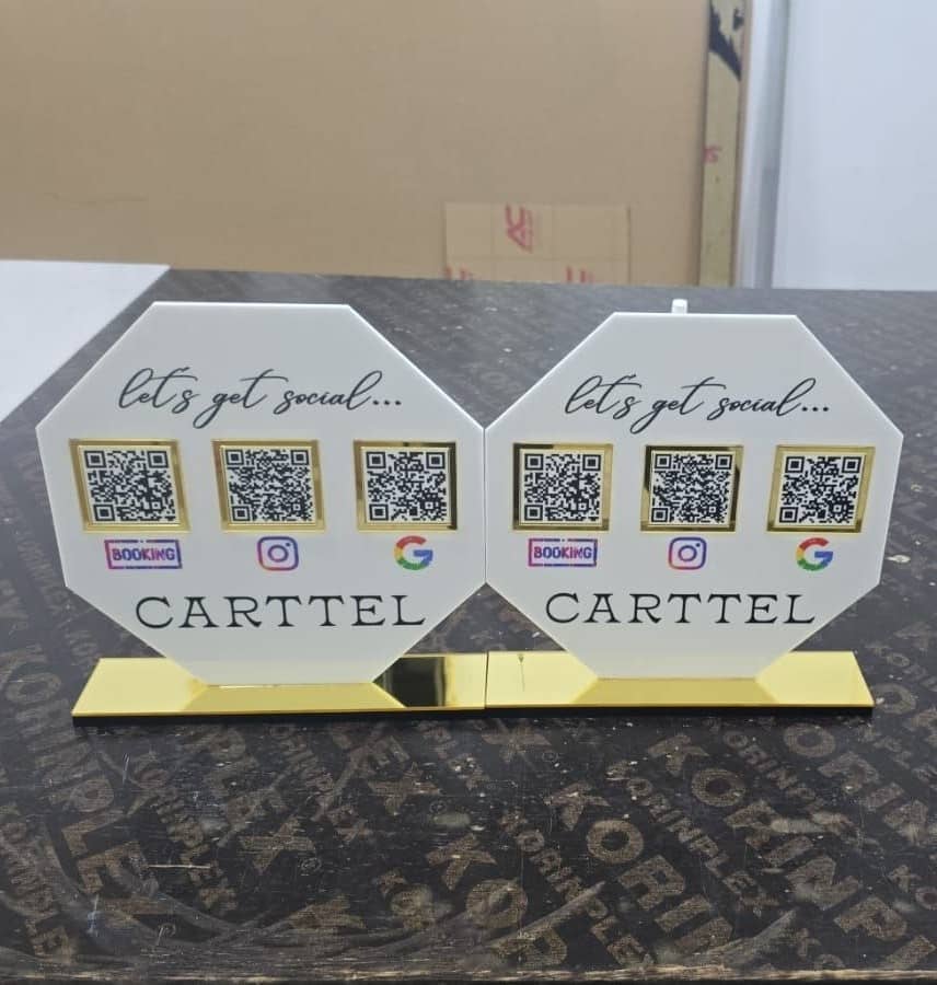 ستاندات كاونتر ذكية بأكواد QR وقاعدة مرايا ذهبية - مشروع منفذ بواسطة رواد الإبداع